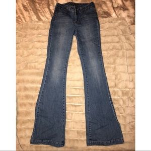 Kendall & Kylie bell bottom jeans! 😍💕